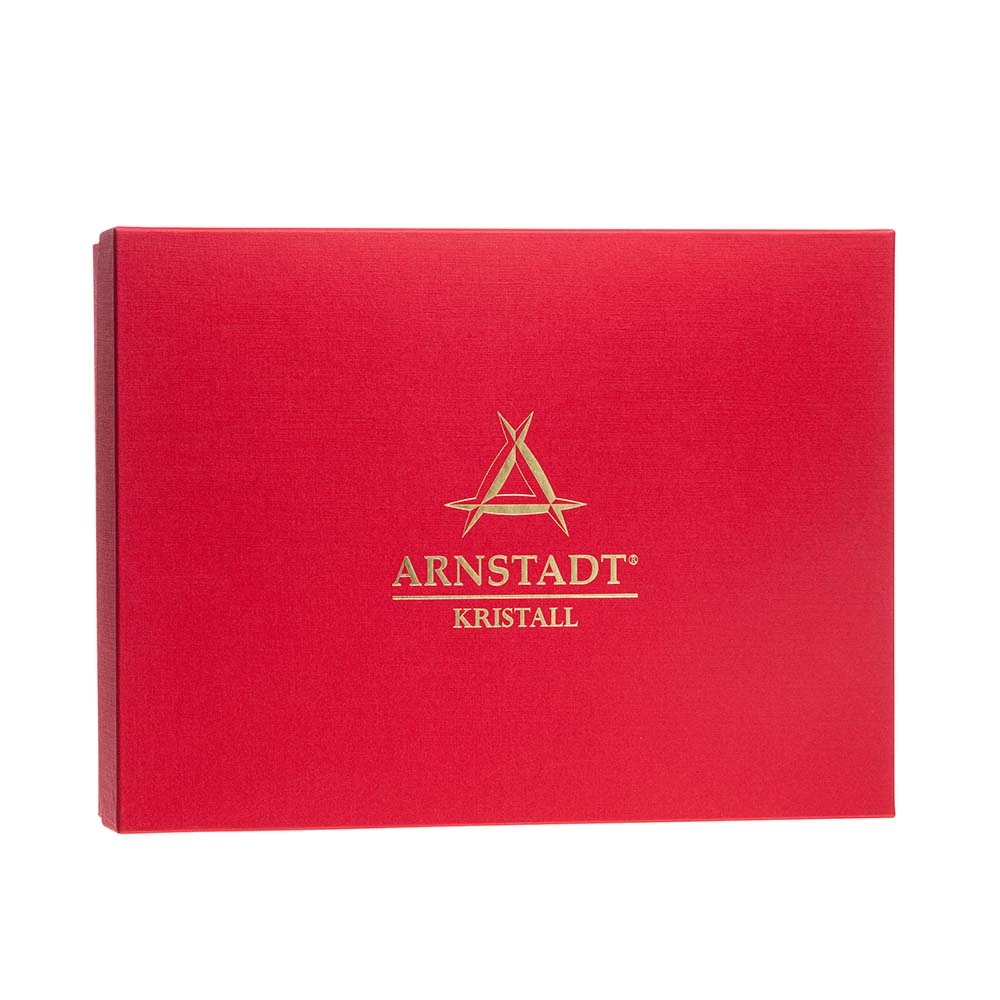 High-quality, rectangular red gift box with a gold-coloured ‘ ARNSTADT KRISTALL ’ logo centred at the top. Beneath a stylised ‘A’ is ‘Arnstadt’ and below that ‘KRISTALL’. For an exclusive whisky gift set; symbolises elegance and quality.