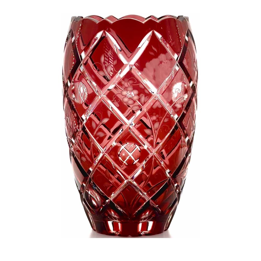 A vibrant ruby-red crystal vase with intricate diamond-cut detailing and delicate floral engravings. 20 cm tall, with a scalloped rim. The cut surface reflects the light and has a luxurious appearance.