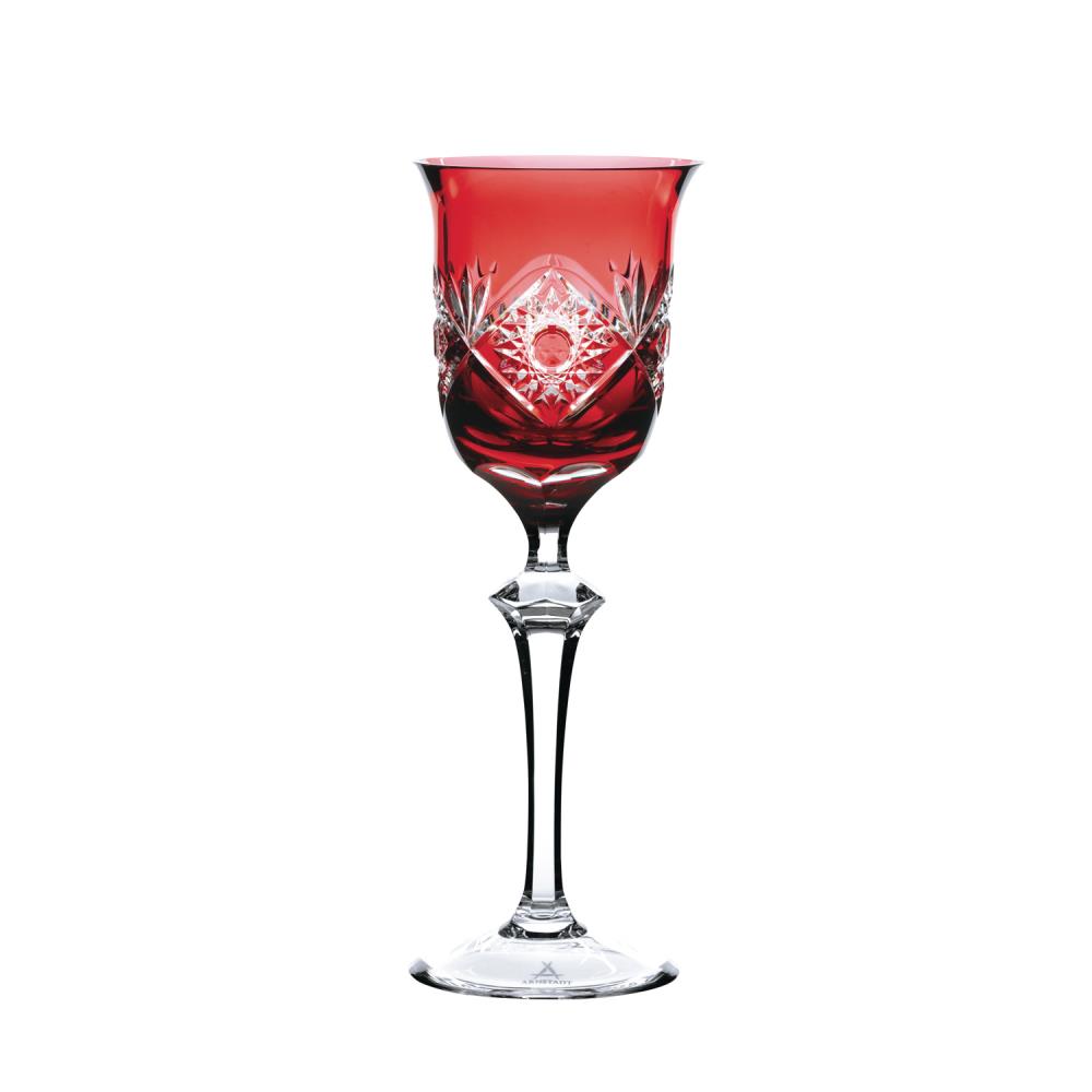 Ruby-red crystal red wine glass, 23.5 cm high. Richly decorated bowl with cut diamond-shaped patterns and a round centre. Clear stem with a faceted diamond-shaped thickening, transparent base, white background.