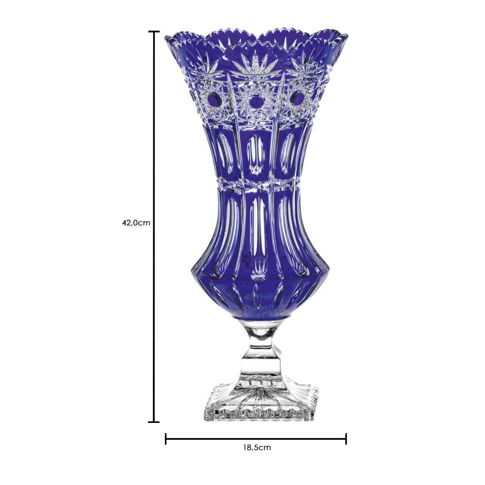 High-gloss crystal vase in deep cobalt blue, 42 cm high. In the ‘Dresden’ style with an elegantly curved body, a wide scalloped rim and a narrow waist. Richly decorated with hand-cut star motifs and facets on a clear square base.