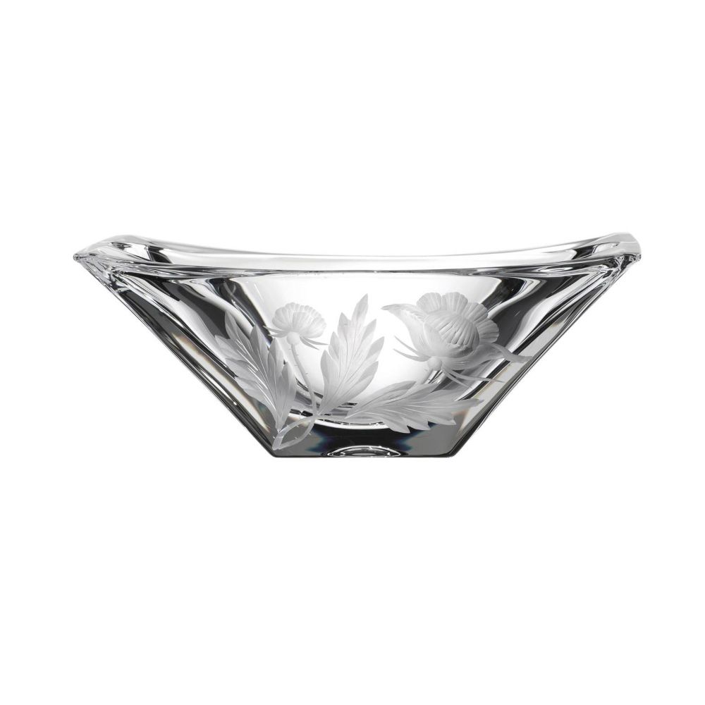 Transparent crystal bowl by ARNSTADT KRISTALL in a modern, square shape with elegantly curved sides. Inside, a delicate, frosted floral pattern featuring stylised thistle blossoms and leaves, which emphasises the Cleanline design.